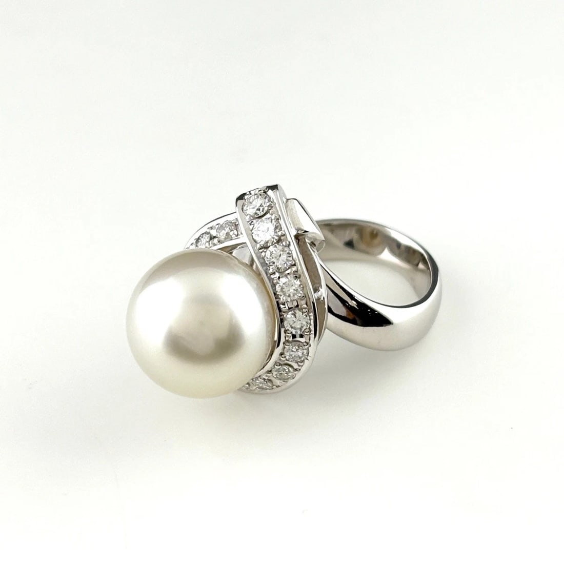PEARL DESIGN RING PLATINUM MELEE DIAMOND PEARL RING: Pearl Design Ring Platinum Melee Diamond Pearl Ring Brand: Unbranded Type/Style: Ring Material: Pt900, Main Stone Pearl /Secondary Stone:Natural Color: None Size: US5 to 5.5 Accessories: None