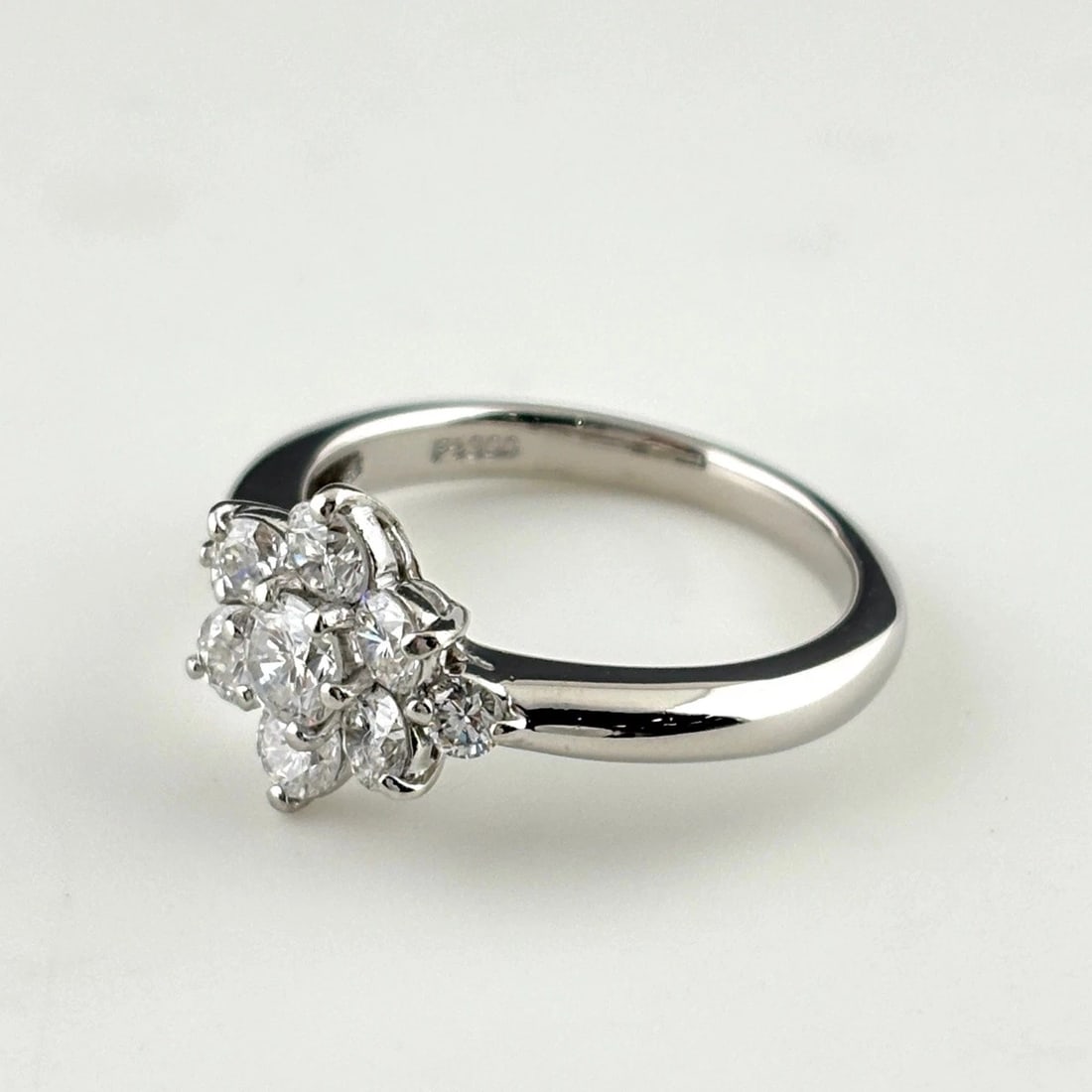 FLOWER MOTIF PLATINUM MELEE DIAMOND FLOWER RING: Flower Motif Platinum Melee Diamond Flower Ring Brand: Unbranded Type/Style: Ring Material: Pt900, Main Stone Natural Color: None Size: US6 Accessories: None Accessories Notice: When purchasing