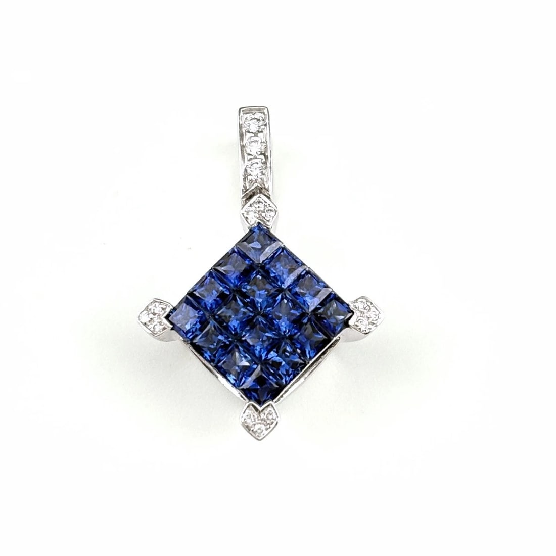 SAPPHIRE DESIGN PENDANT HEAD MELEE DIAMOND: Sapphire Design Pendant Head Melee Diamond Brand: Unbranded Type/Style: Pendant Head Material: 18K, Main Stone Sapphire /Secondary Stone:Natural Color: None Size: 23.6x16.4mm(0.9") Accessories: None