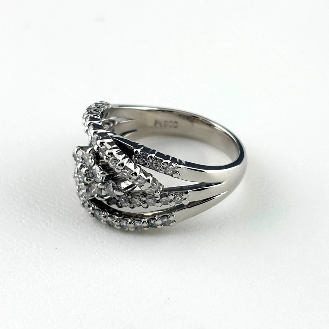 MELEE DIAMOND PLATINUM RING RING PT900 DIAMOND: Melee Diamond Platinum Ring Ring Pt900 Diamond Brand: Unbranded Type/Style: Ring Material: Pt900, Main Stone Natural Color: None Size: US6.5 Accessories: None Accessories Notice: When purchasing
