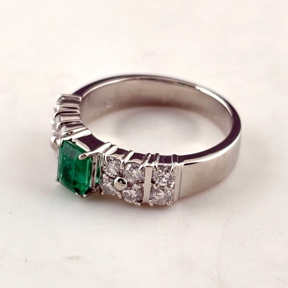 EMERALD PLATINUM RING MELEE DIAMOND RING PT900: Emerald Platinum Ring Melee Diamond Ring Pt900 Brand: Unbranded Type/Style: Ring Material: Pt900, Main Stone Emerald /Secondary Stone:Natural Color: None Size: US5 to 5.5 Accessories: None