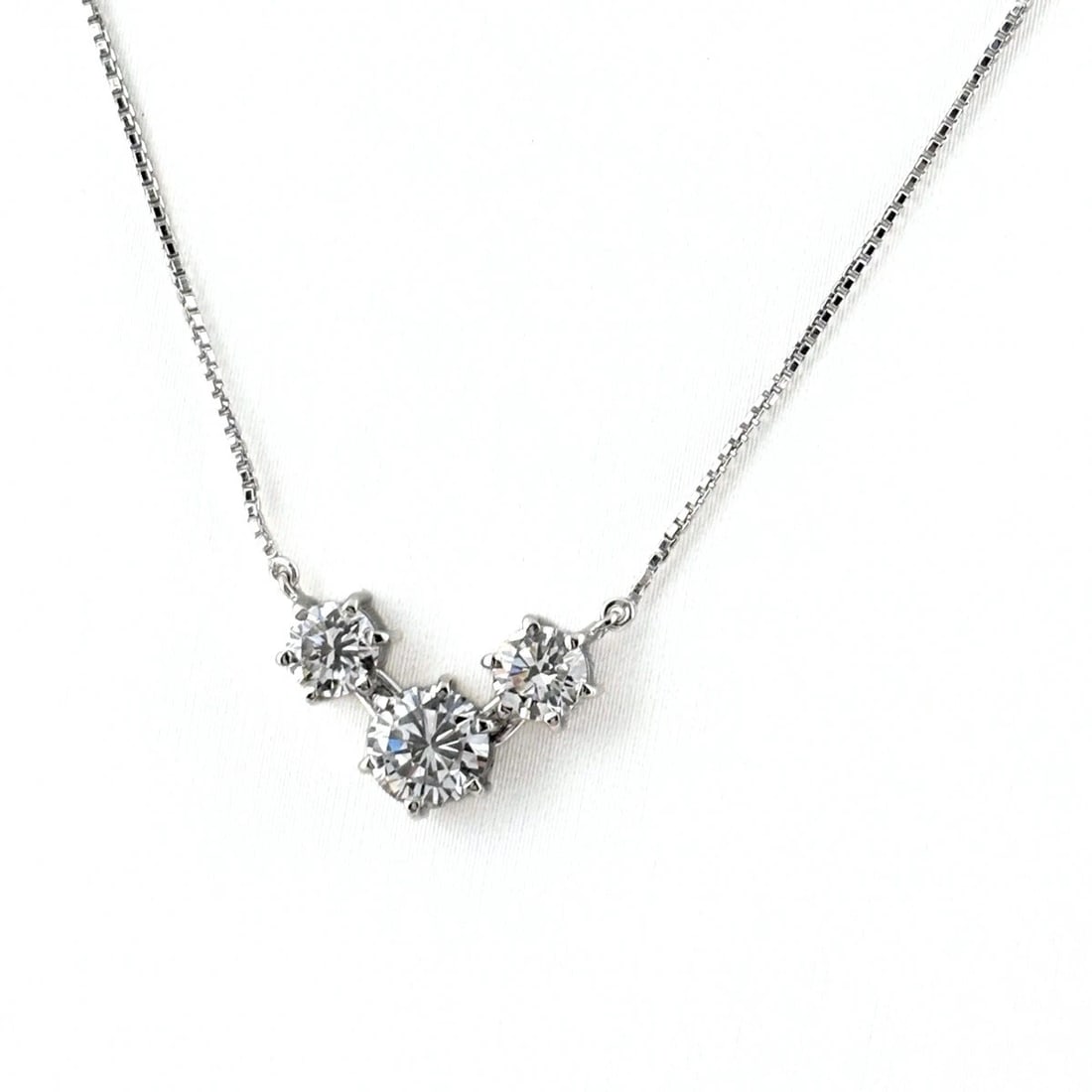 MELEE DIAMOND DESIGN PLATINUM PENDANT NECKLACE: Melee Diamond Design Platinum Pendant Necklace Brand: Unbranded Type/Style: Necklace Material: Pt900, Main Stone Natural Color: None Size: 7.7x18.8mm(0.3") Accessories: None Accessories Notice: When