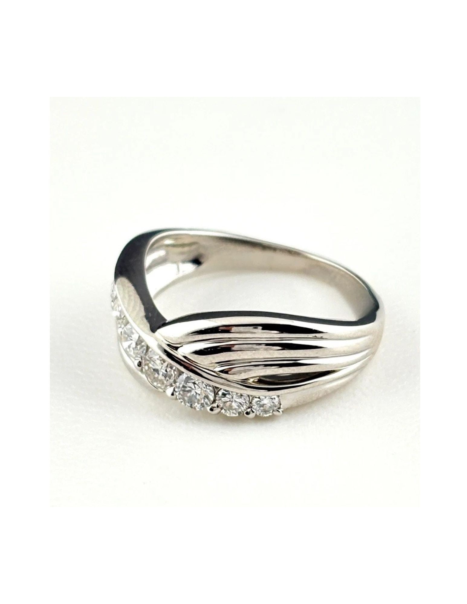 MELEE DIAMOND DESIGN RING PLATINUM RING PT900 DIAMOND: Melee Diamond Design Ring Platinum Ring Pt900 Diamond Brand: Unbranded Type/Style: Ring Material: Pt900, Main Stone Natural Color: None Size: US6.5 to 7 Accessories: None Accessories Notice: When