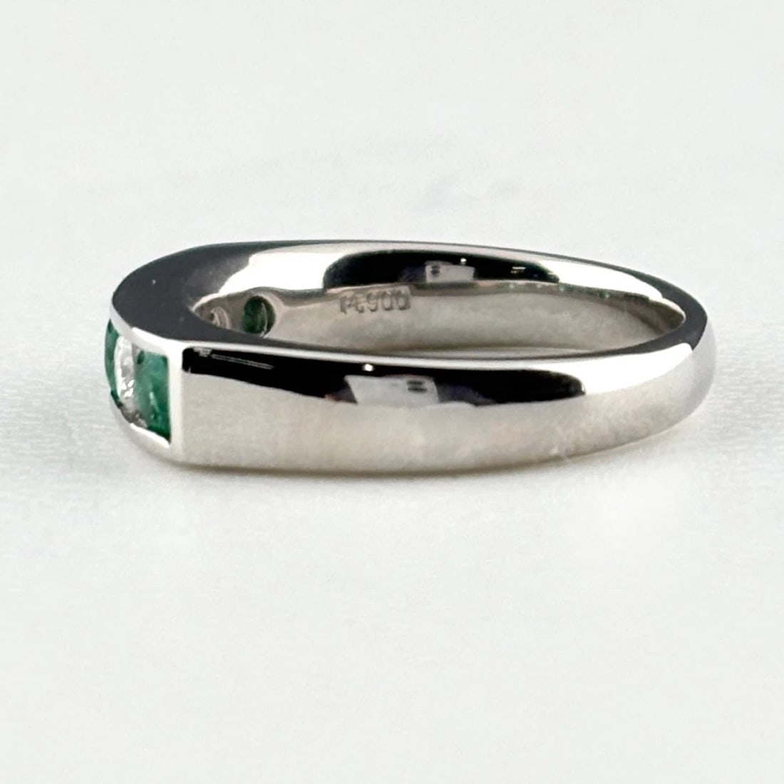 EMERALD DESIGN RING PLATINUM MELEE DIAMOND RING PT900: Emerald Design Ring Platinum Melee Diamond Ring Pt900 Brand: Unbranded Type/Style: Ring Material: Pt900, Main Stone Emerald /Secondary Stone:Natural Color: None Size: US5.5 Accessories: None