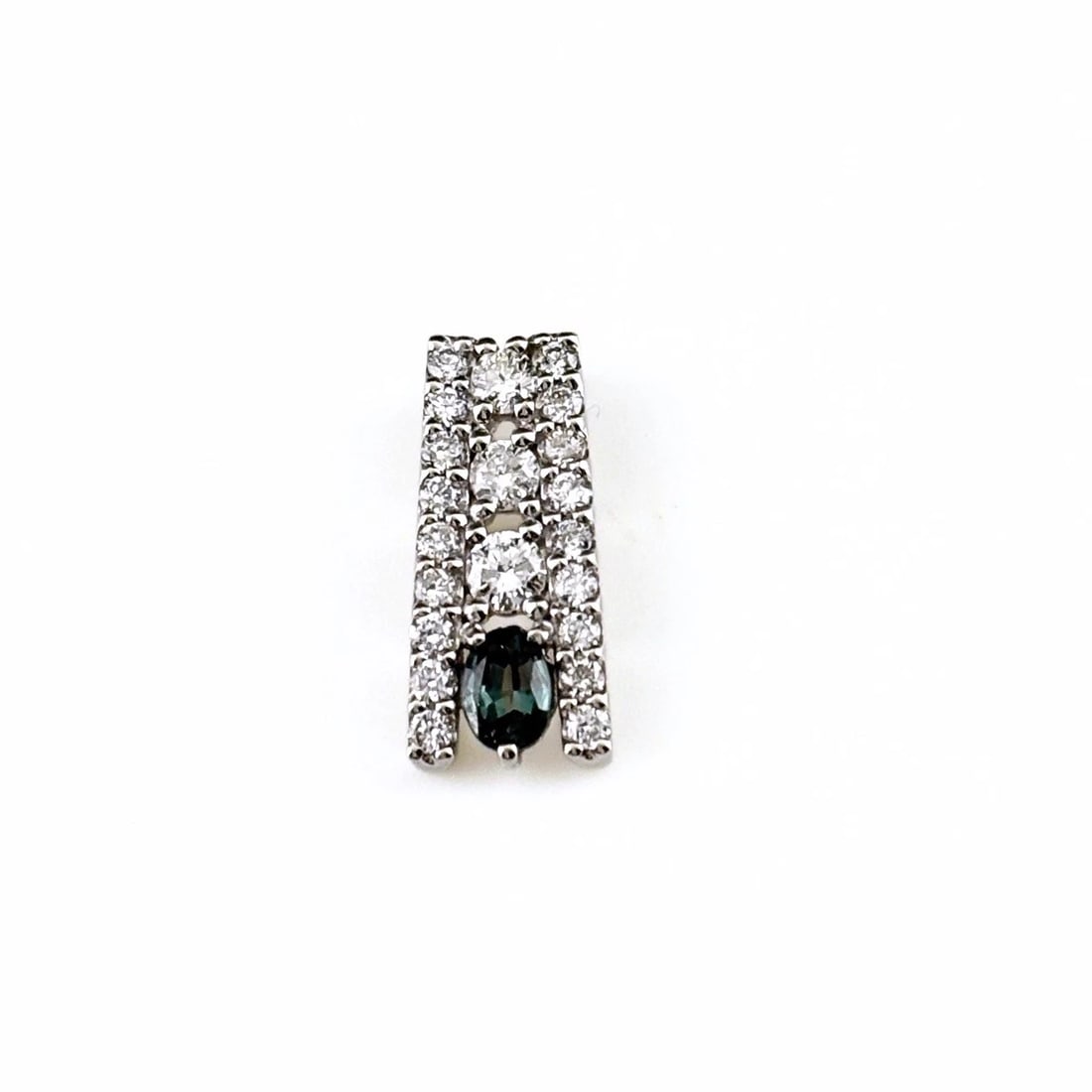ALEXANDRITE DESIGN PENDANT HEAD PLATINUM MELEE DIAMOND: Alexandrite Design Pendant Head Platinum Melee Diamond Brand: Unbranded Type/Style: Pendant Head Material: Pt900, Main Stone Alexandrite /Secondary Stone:Natural Color: None Size: 14.0x6.3mm(0.6")