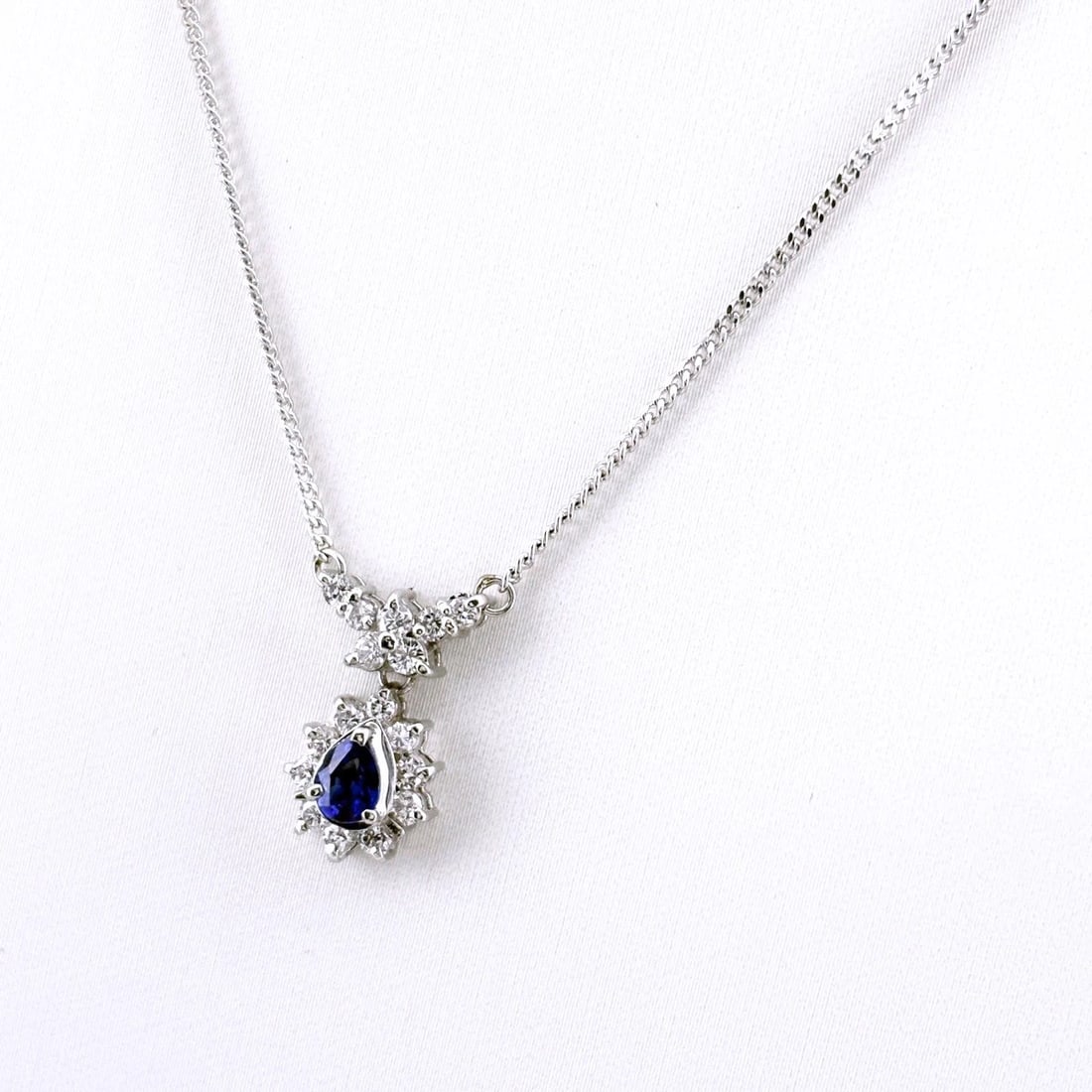 SAPPHIRE DESIGN PLATINUM PENDANT MELEE DIAMOND NECKLACE: Sapphire Design Platinum Pendant Melee Diamond Necklace Brand: Unbranded Type/Style: Necklace Material: Pt900, Main Stone Sapphire /Secondary Stone:Natural Color: None Size: 15.4x9.4mm(0.6")