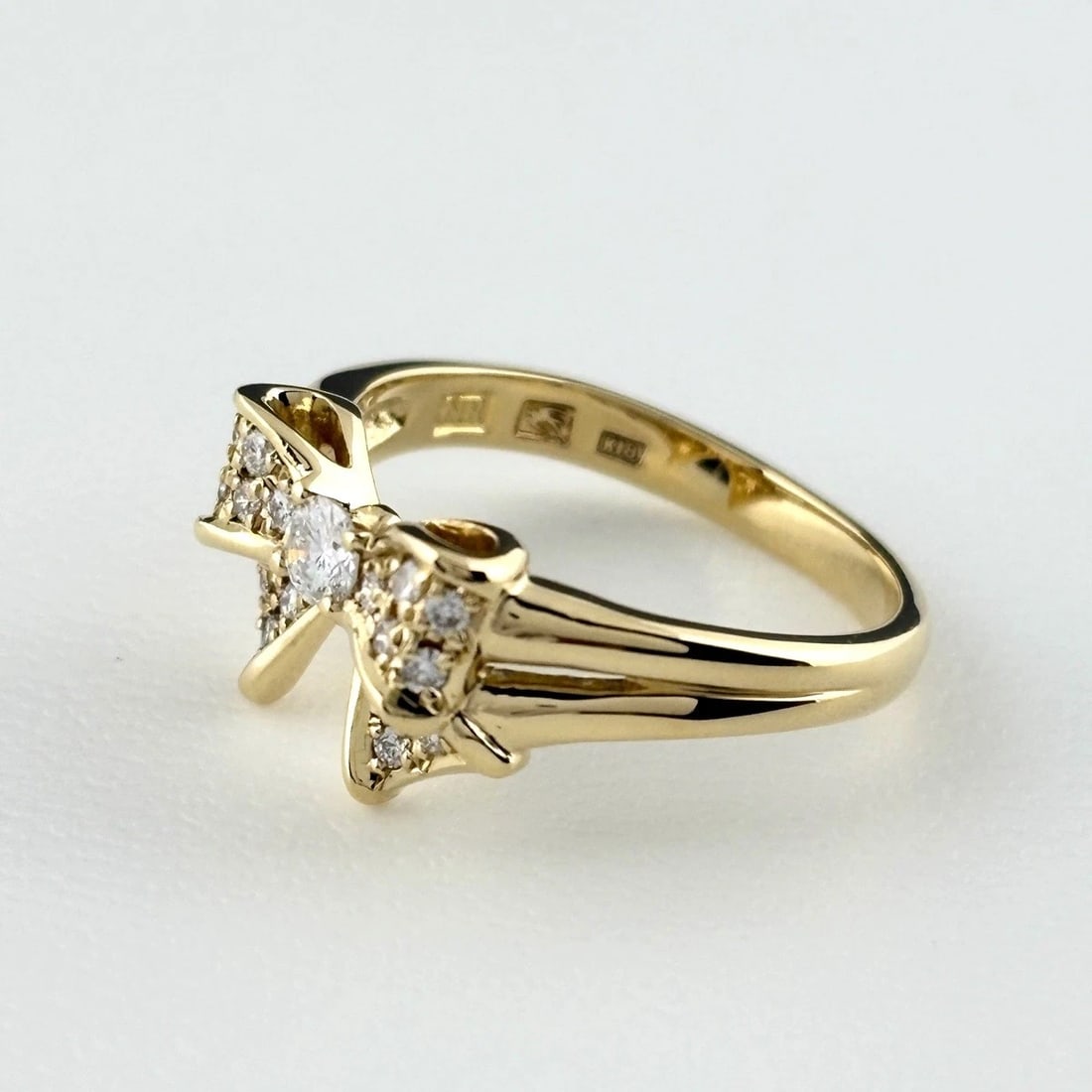 NINA RICCI RIBBON MOTIF RING YG MELEE DIAMOND RING: Nina Ricci Ribbon Motif Ring Yg Melee Diamond Ring Brand: NINA RICCI Type/Style: Ring Material: 18K YG, Main Stone Natural Color: YG Size: US6.5 Accessories: None Accessories Notice: When purchasing