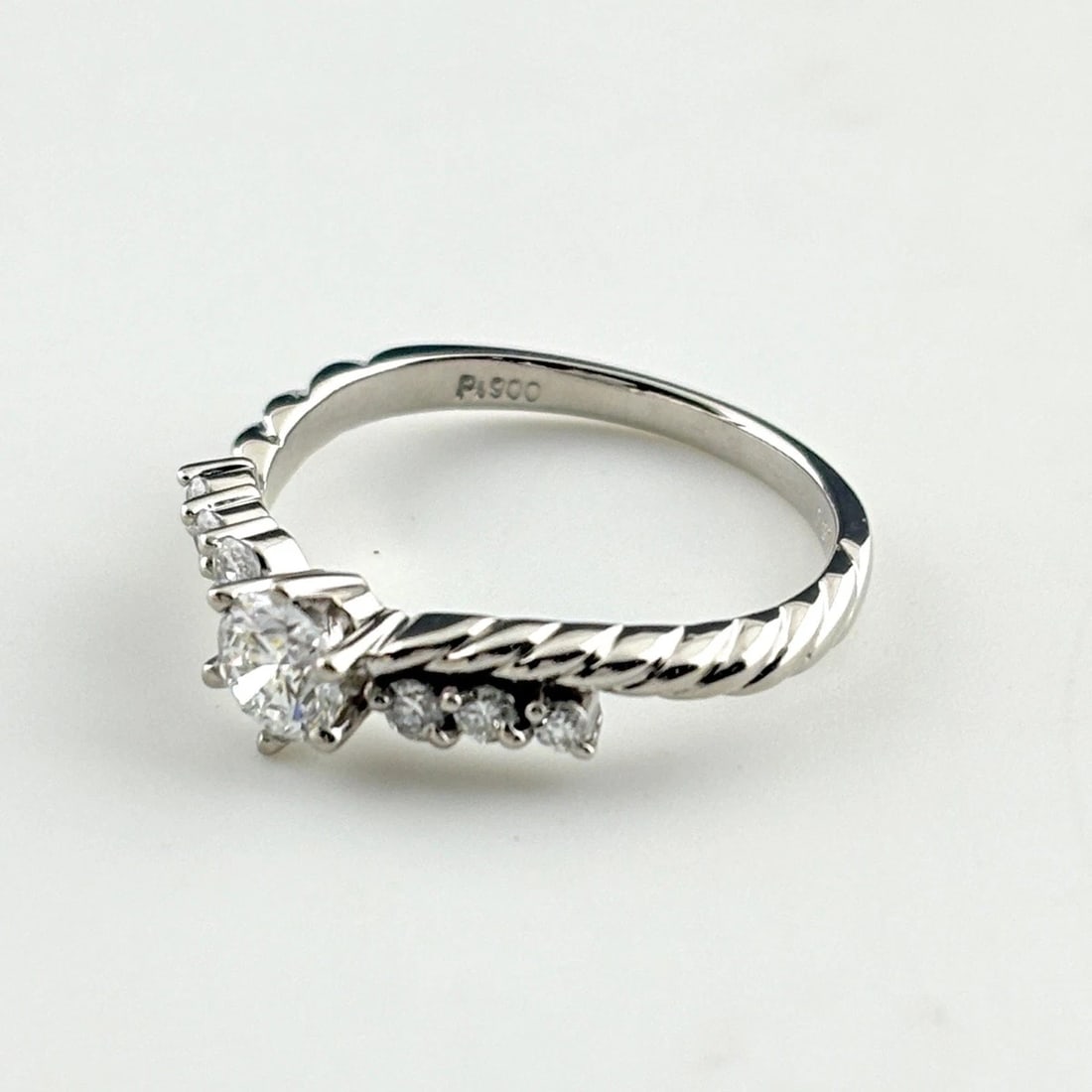 DIAMOND DESIGN RING PLATINUM MELEE DIAMOND RING PT900: Diamond Design Ring Platinum Melee Diamond Ring Pt900 Brand: Unbranded Type/Style: Ring Material: Pt900, Main Stone Natural Color: None Size: US6.5 Accessories: None Accessories Notice: When