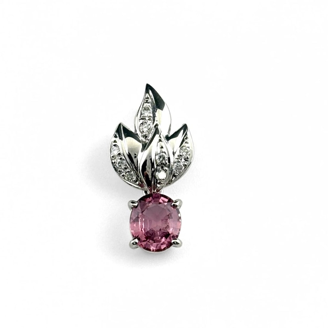 SAPPHIRE PENDANT HEAD PLATINUM MELEE DIAMOND: Sapphire Pendant Head Platinum Melee Diamond Brand: Unbranded Type/Style: Pendant Head Material: Pt900, Main Stone Sapphire /Secondary Stone:Natural Color: None Size: 19.9x9.7mm(0.8") Accessories: