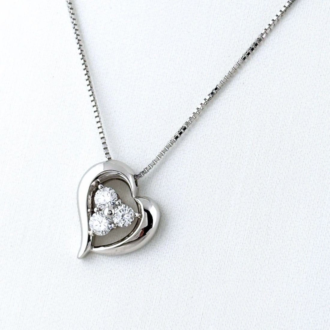 MELEE DIAMOND DESIGN NECKLACE PLATINUM PENDANT NECKLACE: Melee Diamond Design Necklace Platinum Pendant Necklace Brand: Unbranded Type/Style: Necklace Material: Pt900, Main Stone Natural Color: None Size: 13.6x12.7mm(0.5") Accessories: None Accessories