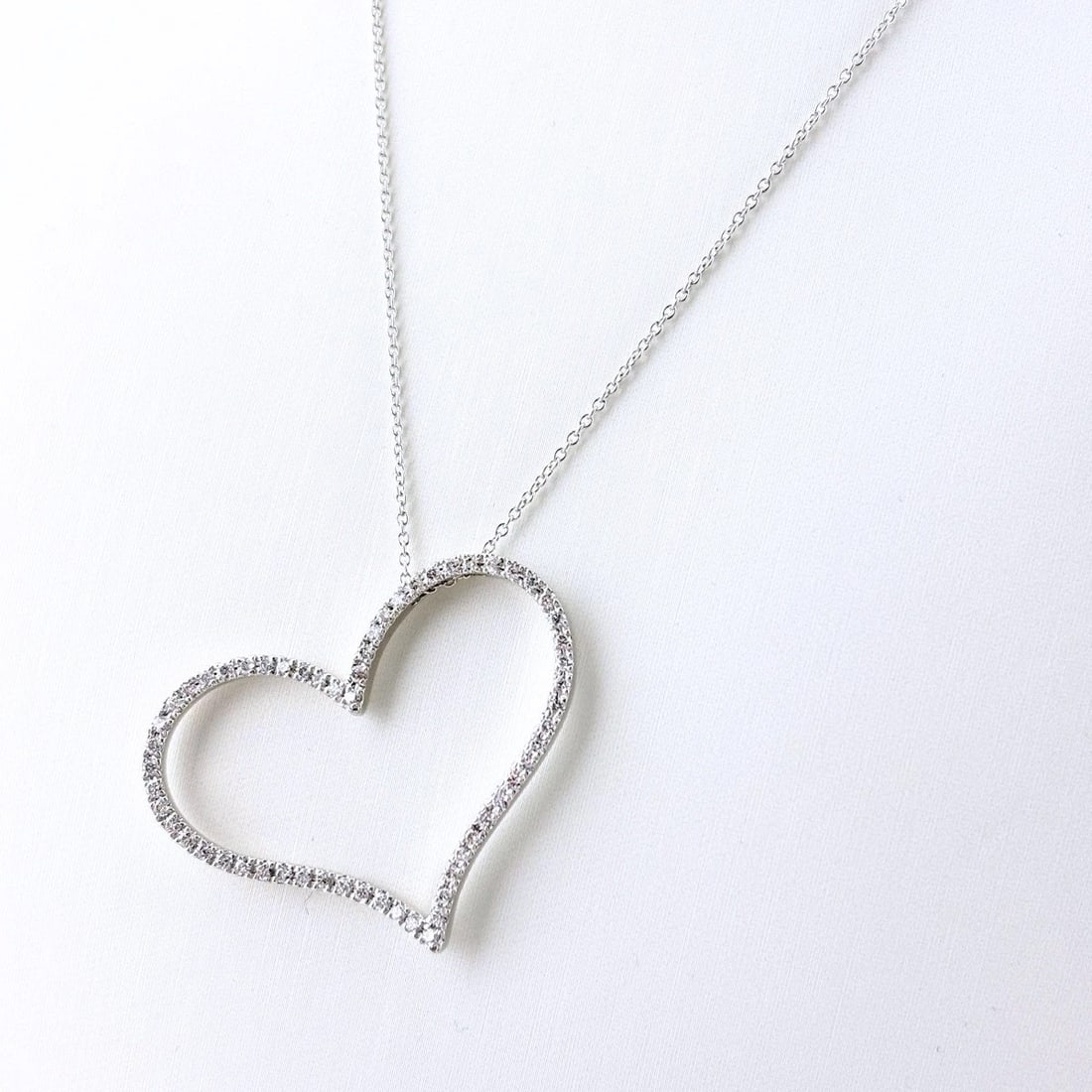 PONTE VECCHIO MELEE DIAMOND NECKLACE HEART MOTIF PENDANT: Ponte Vecchio Melee Diamond Necklace Heart Motif Pendant Brand: Ponte Vecchio Type/Style: Necklace Material: 750, Main Stone Natural Color: None Size: 39.1x30.0mm(1.5") Accessories: None Accessories
