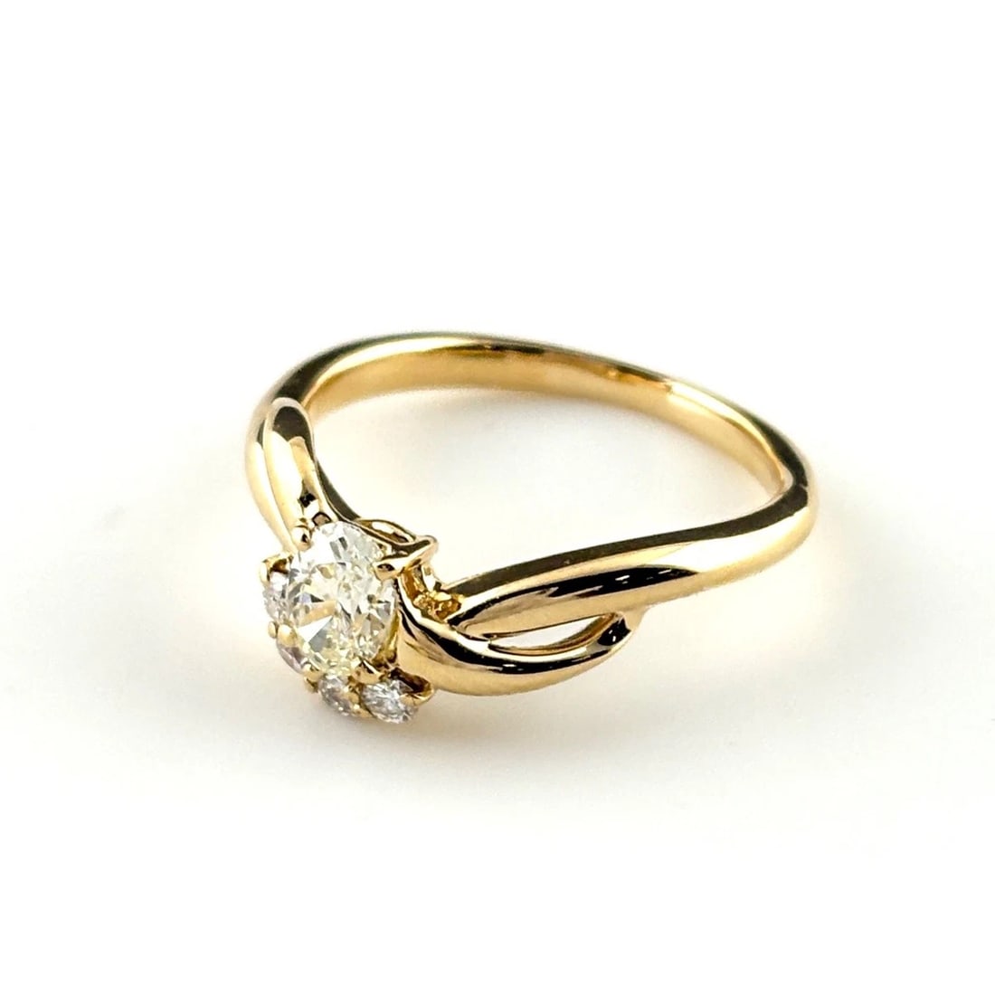 MELEE DIAMOND DESIGN RING YG RING 18K: Melee Diamond Design Ring Yg Ring 18K Brand: Unbranded Type/Style: Ring Material: 18K YG, Main Stone Natural Color: YG Size: US5 Accessories: None Accessories Notice: When purchasing pre-owned goods,
