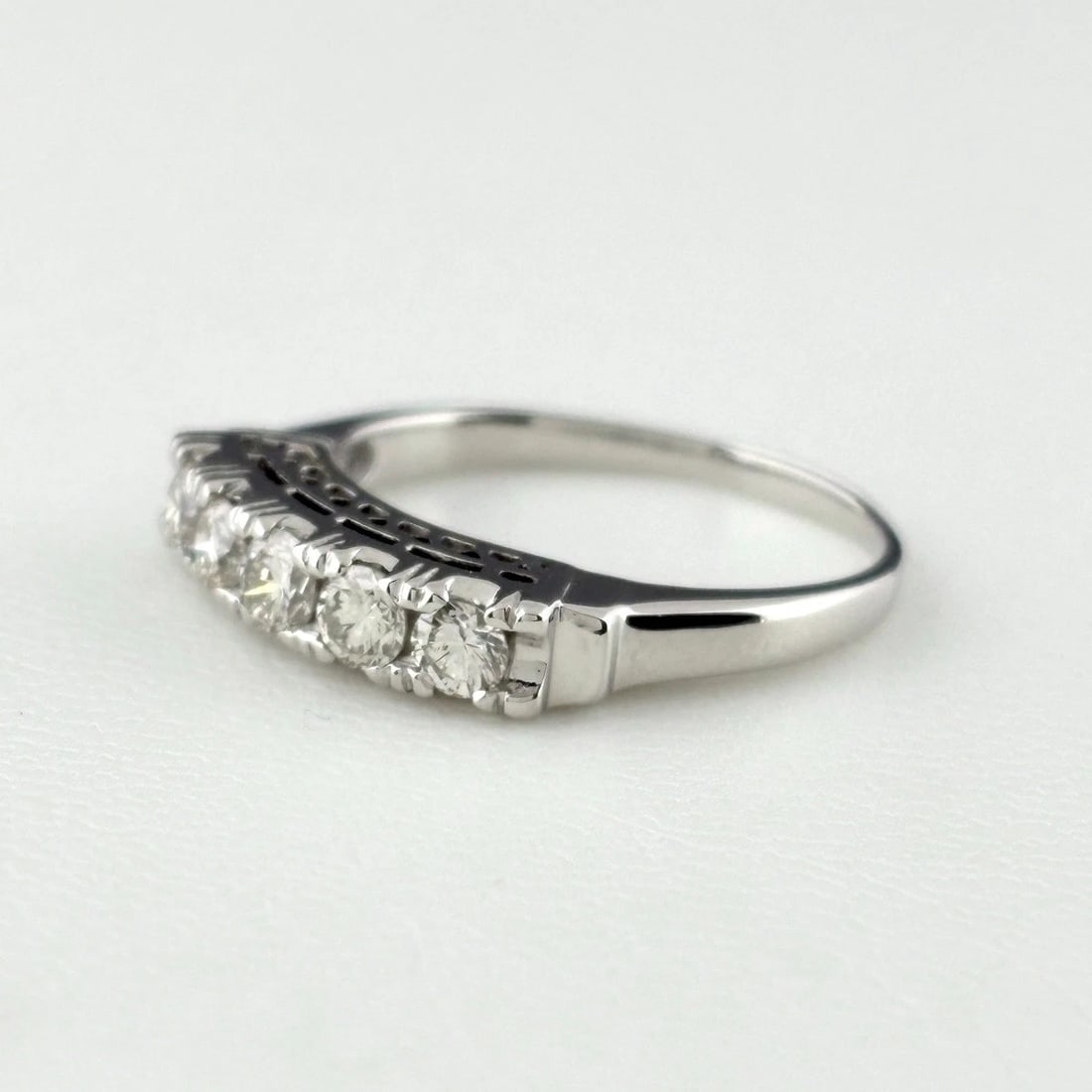 MELEE DIAMOND DESIGN RING PLATINUM RING PT900 DIAMOND: Melee Diamond Design Ring Platinum Ring Pt900 Diamond Brand: Unbranded Type/Style: Ring Material: Pt900, Main Stone Natural Color: None Size: US6.5 to 7 Accessories: None Accessories Notic