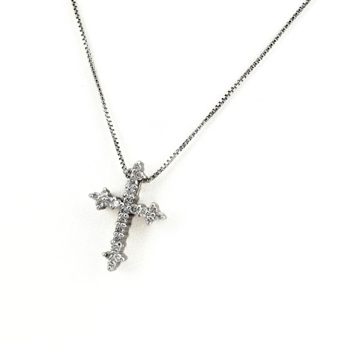 CROSS MOTIF DESIGN PLATINUM PENDANT DIAMOND CROSS NECKLACE: Cross Motif Design Platinum Pendant Diamond Cross Necklace Brand: Unbranded Type/Style: Necklace Material: Pt900, Main Stone Natural Color: None Size: 16.4x12.0mm(0.6") Accessories: None Accessories