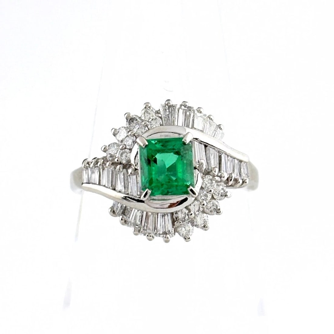 EMERALD DESIGN RING PLATINUM MELEE DIAMOND RING PT900: Emerald Design Ring Platinum Melee Diamond Ring Pt900 Brand: Unbranded Type/Style: Ring Material: Pt900, Main Stone Emerald /Secondary Stone:Natural Color: None Size: US6.5 Accessories: None