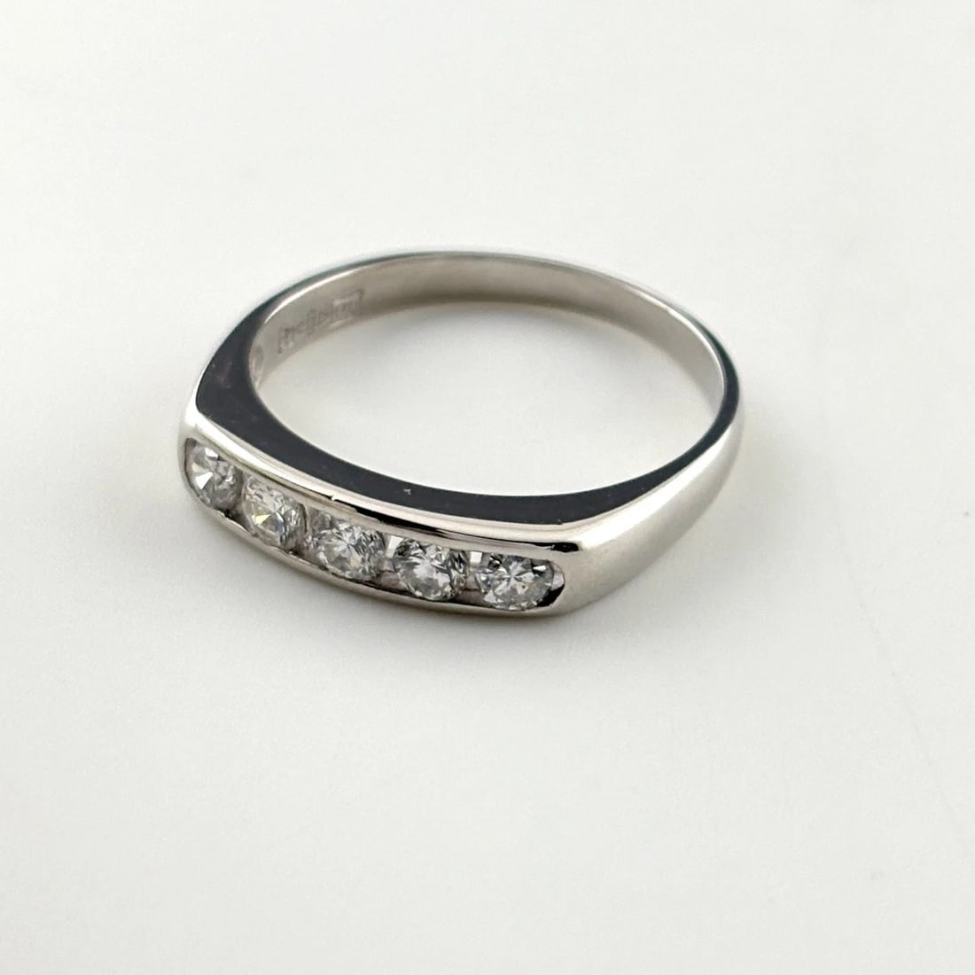 MELEE DIAMOND DESIGN RING PLATINUM RING PT900 DIAMOND: Melee Diamond Design Ring Platinum Ring Pt900 Diamond Brand: Unbranded Type/Style: Ring Material: Pt900, Main Stone Natural Color: None Size: US7.5 to 8 Accessories: None Accessories Notic