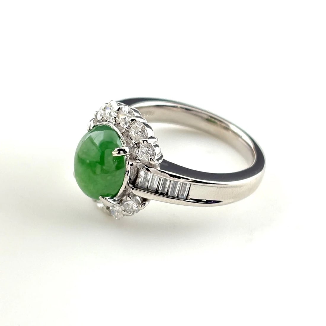 JADE DESIGN RING PLATINUM MELEE DIAMOND RING PT900: Jade Design Ring Platinum Melee Diamond Ring Pt900 Brand: Unbranded Type/Style: Ring Material: Pt900, Main Stone Jade /Secondary Stone:Natural Color: None Size: US6 to 6.5 Accessories: None