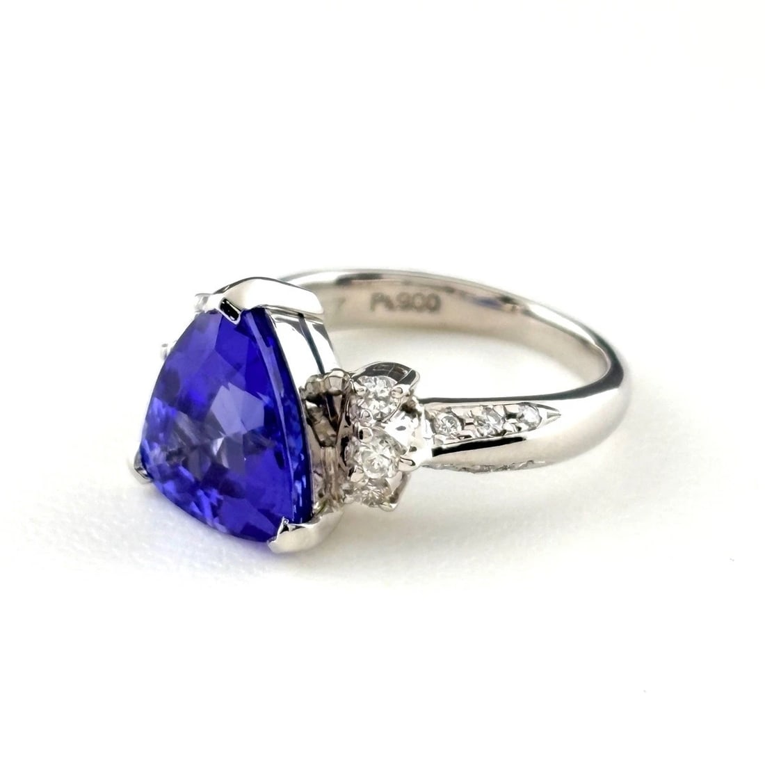 TANZANITE PLATINUM MELEE DIAMOND RING PT900: Tanzanite Platinum Melee Diamond Ring Pt900 Brand: Unbranded Type/Style: Ring Material: Pt900, Main Stone Tanzanite /Secondary Stone:Natural Color: None Size: US5.5 to 6 Accessories: None Accessories