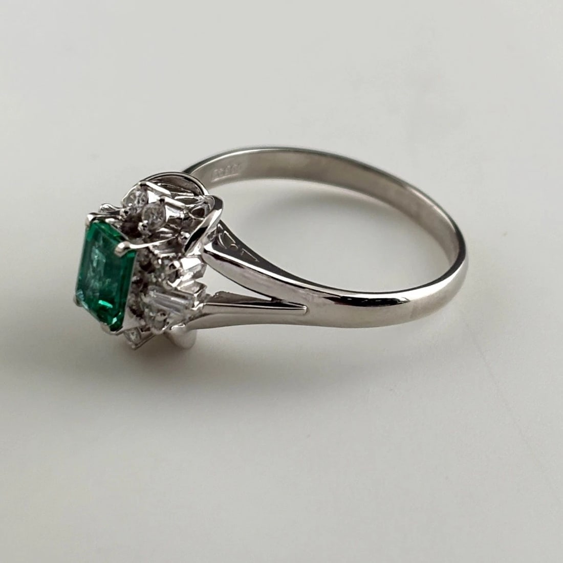 EMERALD DESIGN RING PLATINUM MELEE DIAMOND RING PT900: Emerald Design Ring Platinum Melee Diamond Ring Pt900 Brand: Unbranded Type/Style: Ring Material: Pt900, Main Stone Emerald /Secondary Stone:Natural Color: None Size: US7 to 7.5 Accessories: None