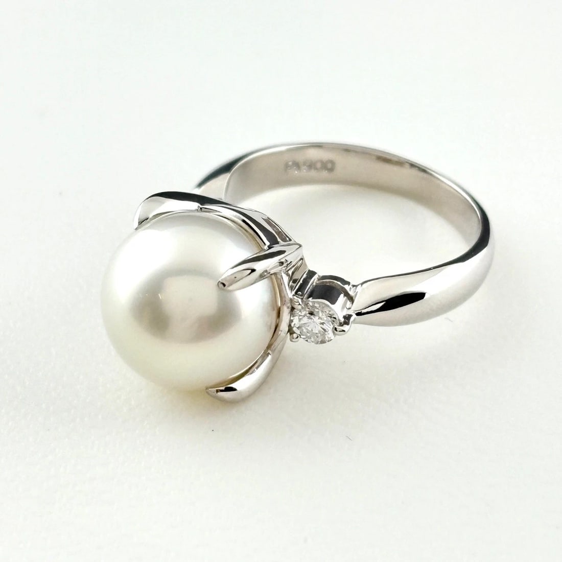 PEARL PLATINUM RING MELEE DIAMOND PEARL RING: Pearl Platinum Ring Melee Diamond Pearl Ring Brand: Unbranded Type/Style: Ring Material: Pt900, Main Stone Pearl /Secondary Stone:Natural Color: None Size: US5 to 5.5 Accessories: None Accessories