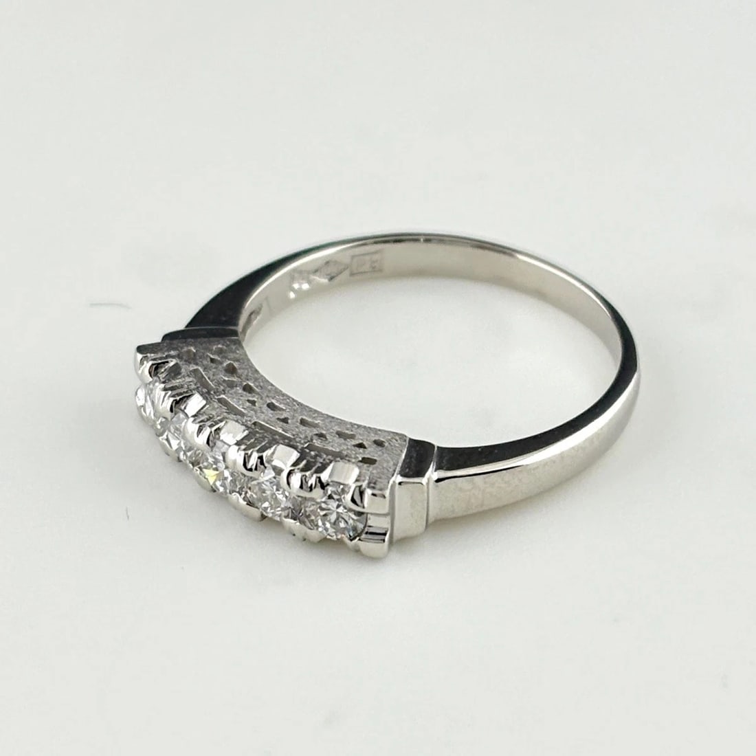 MELEE DIAMOND DESIGN RING PLATINUM RING PT900 DIAMOND: Melee Diamond Design Ring Platinum Ring Pt900 Diamond Brand: Unbranded Type/Style: Ring Material: Pt900, Main Stone Natural Color: None Size: US6 Accessories: None Accessories Notice: When purchasing