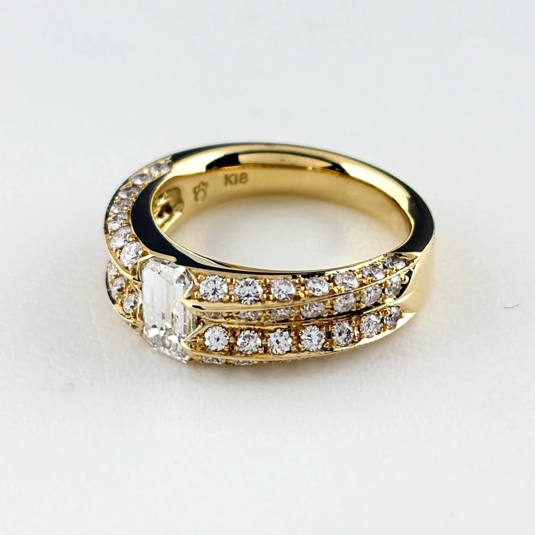 DIAMOND DESIGN RING YG MELEE DIAMOND RING 18K: Diamond Design Ring Yg Melee Diamond Ring 18K Brand: Unbranded Type/Style: Ring Material: 18K YG, Main Stone Natural Color: YG Size: US6 Accessories: None Accessories Notice: When purchasing