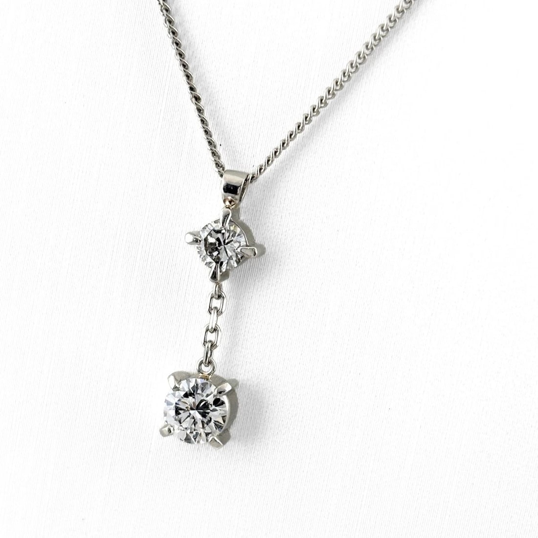 DIAMOND DESIGN NECKLACE PLATINUM PENDANT NECKLACE: Diamond Design Necklace Platinum Pendant Necklace Brand: Unbranded Type/Style: Necklace Material: Pt900, Main Stone Natural Color: None Size: 22.5x5.6mm(0.9") Accessories: None Accessories Notice: