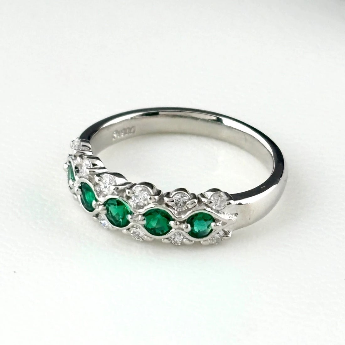 EMERALD DESIGN RING PLATINUM MELEE DIAMOND RING PT900: Emerald Design Ring Platinum Melee Diamond Ring Pt900 Brand: Unbranded Type/Style: Ring Material: Pt900, Main Stone Emerald /Secondary Stone:Natural Color: None Size: US6 Accessories: None
