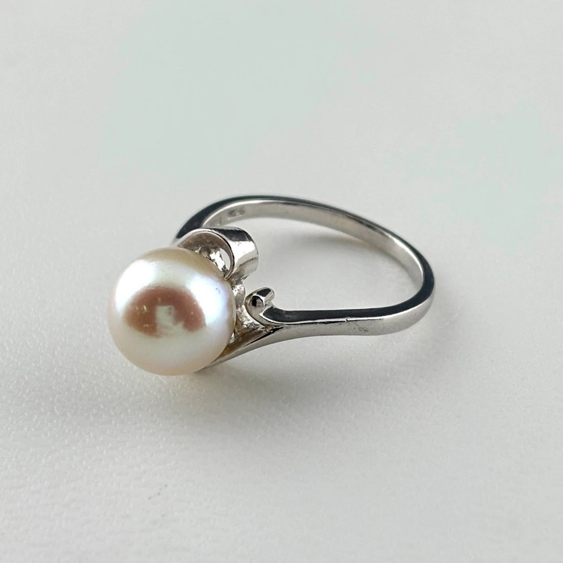 MIKIMOTO PEARL WG PEARL RING K14 WG: Mikimoto Pearl Wg Pearl Ring K14 Wg Brand: MIKIMOTO Type/Style: Ring Material: K14 WG, Main Stone Pearl /Secondary Stone:Natural Color: WG Size: US5 to 5.5 Accessories: None Accessories Notice: When