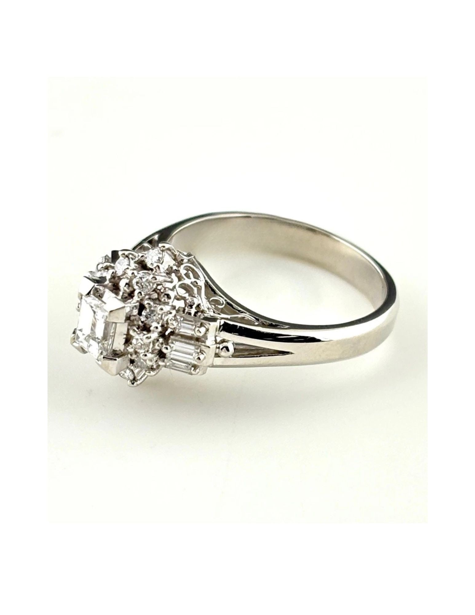 DIAMOND PLATINUM MELEE DIAMOND RING PT900 DIAMOND: Diamond Platinum Melee Diamond Ring Pt900 Diamond Brand: Unbranded Type/Style: Ring Material: Pt900, Main Stone Natural Color: None Size: US5.5 to 6 Accessories: None Accessories Notice: When
