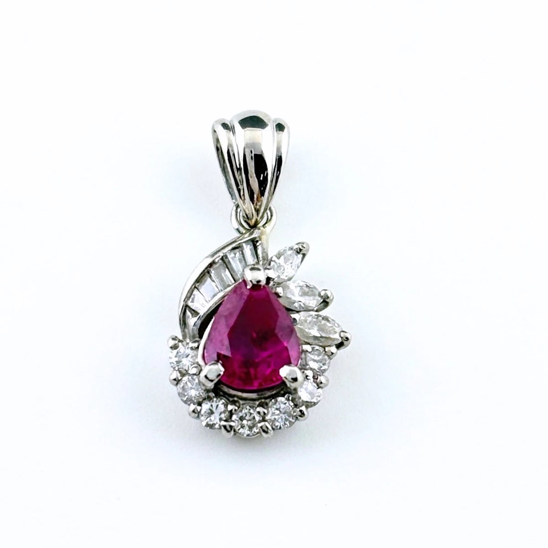 RUBY PLATINUM MELEE DIAMOND PENDANT HEAD: Ruby Platinum Melee Diamond Pendant Head Brand: Unbranded Type/Style: Pendant Head Material: Pt900, Main Stone Ruby /Secondary Stone:Natural Color: None Size: 19.4x9.4mm(0.8") Accessories: None