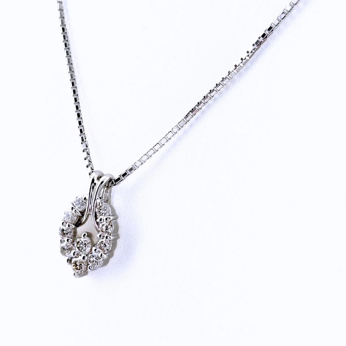 MELEE DIAMOND DESIGN PLATINUM PENDANT NECKLACE: Melee Diamond Design Platinum Pendant Necklace Brand: Unbranded Type/Style: Necklace Material: Pt900, Main Stone Natural Color: None Size: 14.5x8.6mm(0.6") Accessories: None Accessories Notice: When