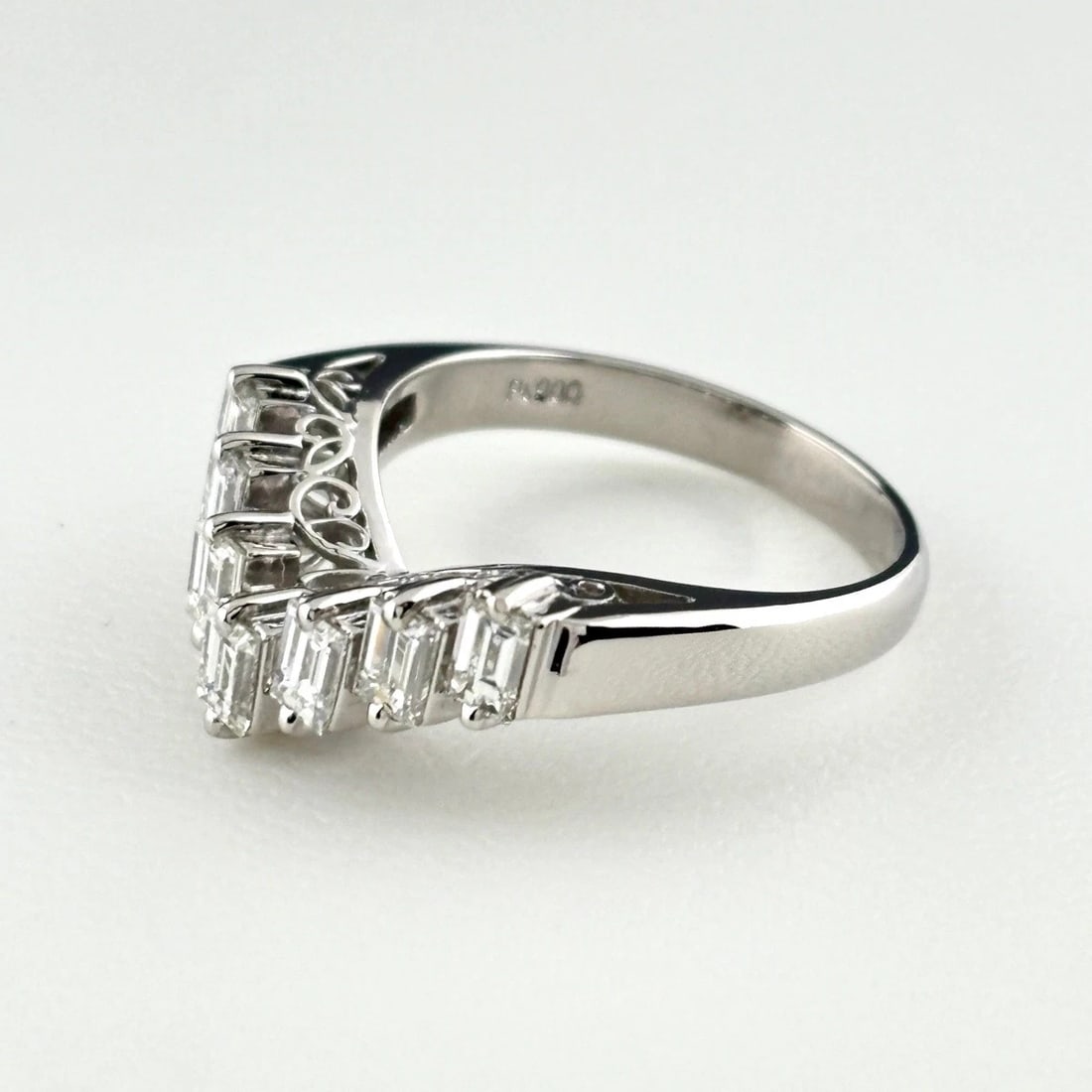 MELEE DIAMOND DESIGN RING PLATINUM RING PT900 DIAMOND: Melee Diamond Design Ring Platinum Ring Pt900 Diamond Brand: Unbranded Type/Style: Ring Material: Pt900, Main Stone Natural Color: None Size: US6 to 6.5 Accessories: None Accessories Notice: When