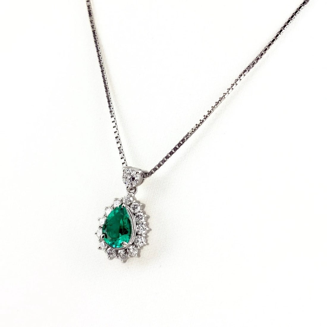 EMERALD DESIGN NECKLACE PLATINUM PENDANT MELEE DIAMOND: Emerald Design Necklace Platinum Pendant Melee Diamond Brand: Unbranded Type/Style: Necklace Material: Pt900, Main Stone Emerald /Secondary Stone:Natural Color: None Size: 18.6x11.2mm(0.7")