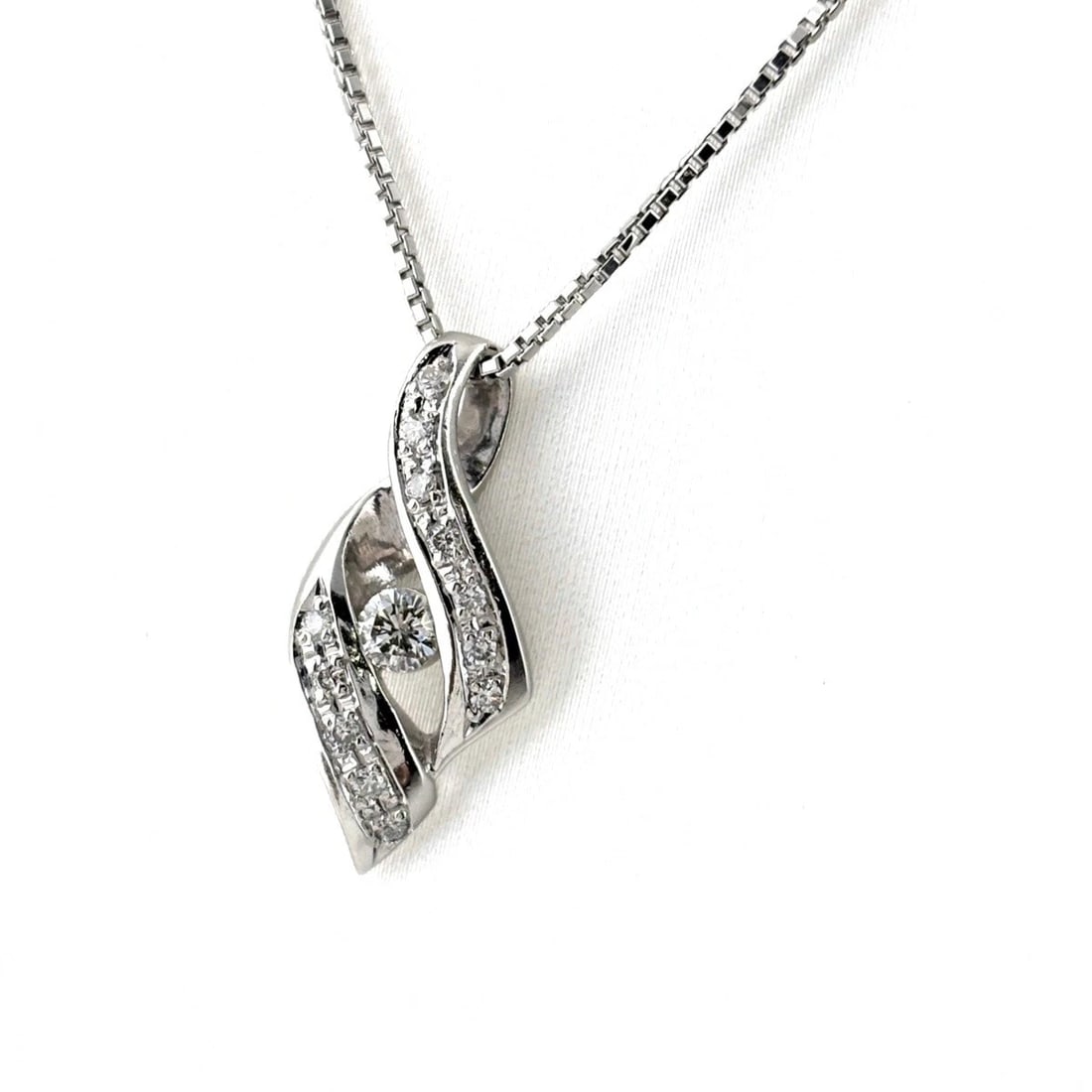 MELEE DIAMOND DESIGN NECKLACE PLATINUM PENDANT NECKLACE: Melee Diamond Design Necklace Platinum Pendant Necklace Brand: Unbranded Type/Style: Necklace Material: Pt900, Main Stone Natural Color: None Size: 22.4x10.1mm(0.9") Accessories: None Accessories