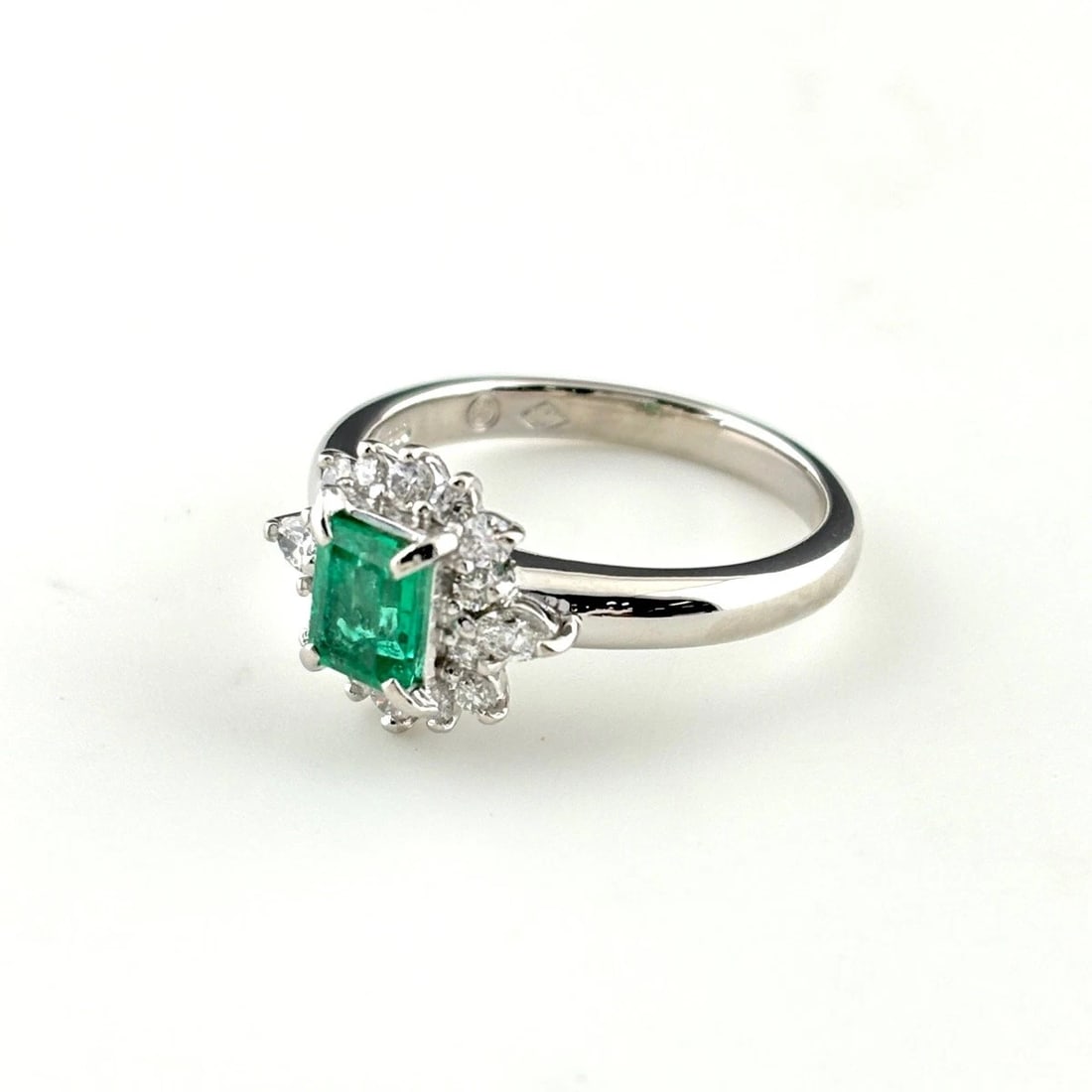 EMERALD DESIGN RING PLATINUM MELEE DIAMOND RING PT900: Emerald Design Ring Platinum Melee Diamond Ring Pt900 Brand: Unbranded Type/Style: Ring Material: Pt900, Main Stone Emerald /Secondary Stone:Natural Color: None Size: US6.5 Accessories: None