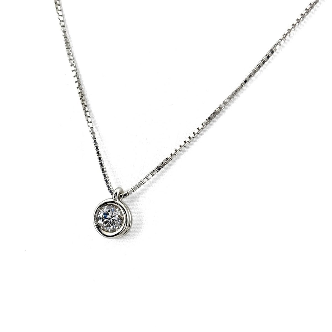 DIAMOND PLATINUM PENDANT NECKLACE DIAMOND: Diamond Platinum Pendant Necklace Diamond Brand: Unbranded Type/Style: Necklace Material: Pt900, Main Stone Natural Color: None Size: 6.5x6.6mm(0.3") Accessories: None Accessories Notice: When