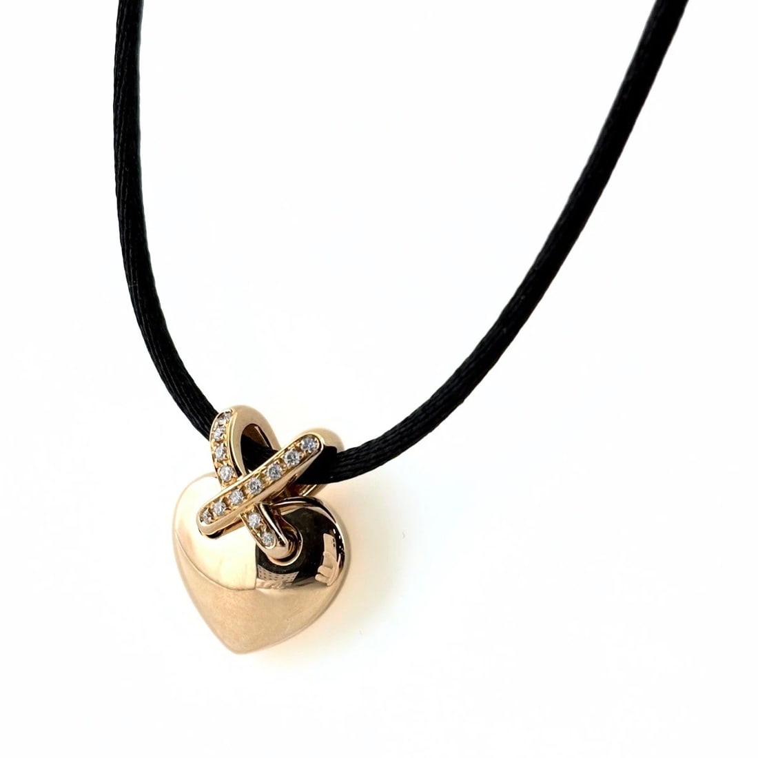 CHAUMET LIEN DE CHAUMET NECKLACE PG PENDANT MELEE DIAMOND: Chaumet Lien De Chaumet Necklace Pg Pendant Melee Diamond Brand: Chaumet Type/Style: Necklace Material: 750PG, Main Stone Natural Color: PG Size: 20.2x17.4mm(0.8") Accessories: None Accessories