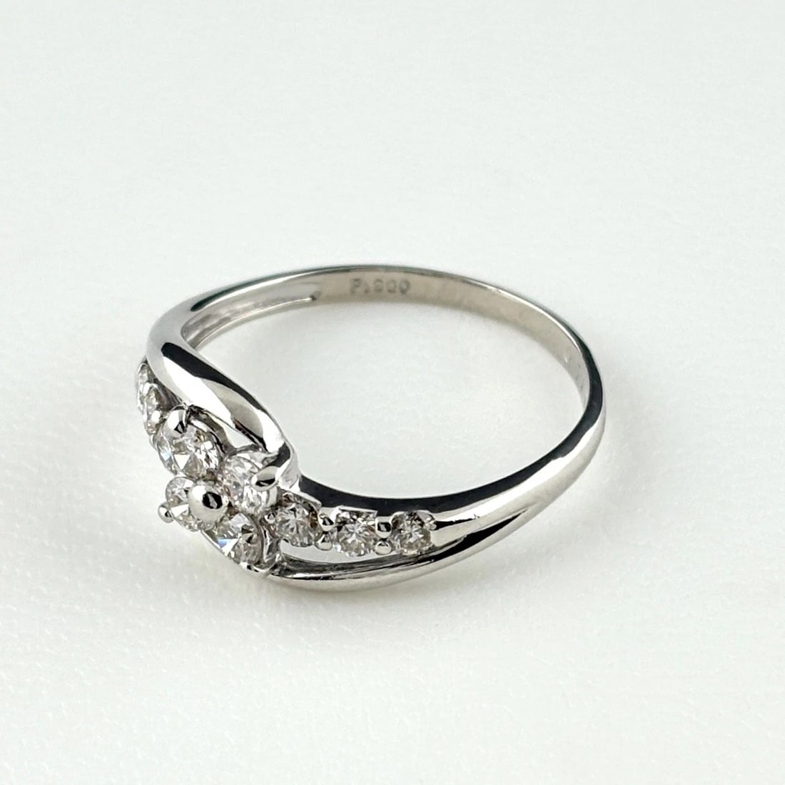 MELEE DIAMOND DESIGN RING PLATINUM RING PT900 DIAMOND: Melee Diamond Design Ring Platinum Ring Pt900 Diamond Brand: Unbranded Type/Style: Ring Material: Pt900, Main Stone Natural Color: None Size: US6.5 Accessories: None Accessories Notice: When