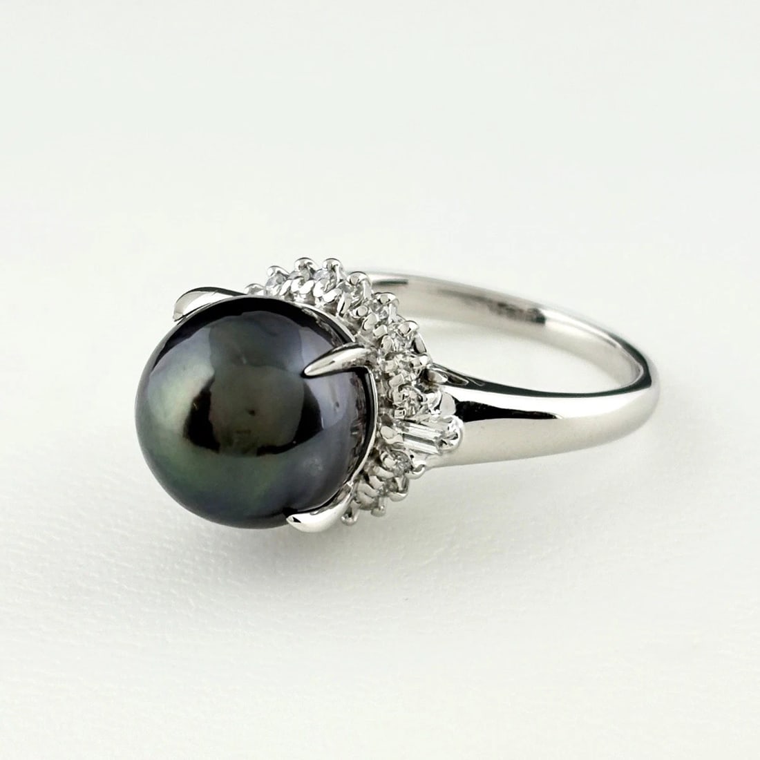 PEARL DESIGN RING PLATINUM MELEE DIAMOND PEARL RING: Pearl Design Ring Platinum Melee Diamond Pearl Ring Brand: Unbranded Type/Style: Ring Material: Pt900, Main Stone Pearl /Secondary Stone:Natural Color: None Size: US7 to 7.5 Accessories: None