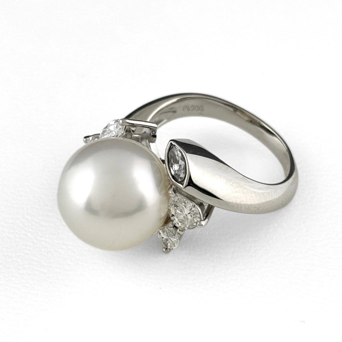 PEARL DESIGN RING PLATINUM MELEE DIAMOND PEARL RING: Pearl Design Ring Platinum Melee Diamond Pearl Ring Brand: Unbranded Type/Style: Ring Material: Pt900, Main Stone Pearl /Secondary Stone:Natural Color: None Size: US7 to 7.5 Accessories: None