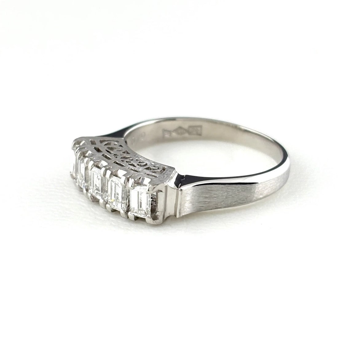 MELEE DIAMOND DESIGN RING PLATINUM RING PT900 DIAMOND: Melee Diamond Design Ring Platinum Ring Pt900 Diamond Brand: Unbranded Type/Style: Ring Material: Pt900, Main Stone Natural Color: None Size: US7.5 to 8 Accessories: None Accessories Notice: When