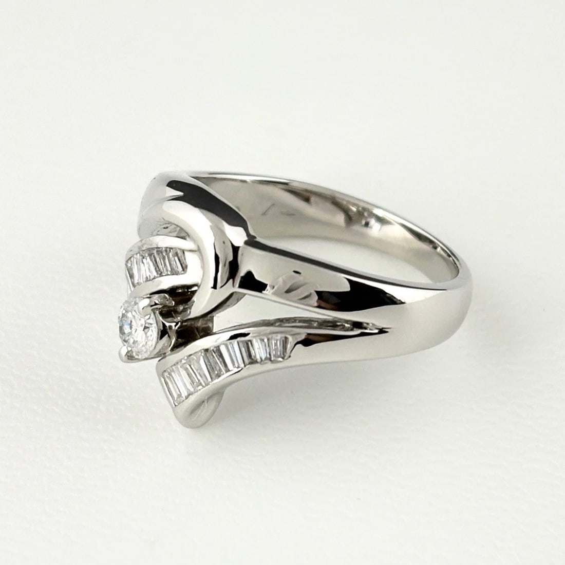 MELEE DIAMOND DESIGN RING PLATINUM RING PT900: Melee Diamond Design Ring Platinum Ring Pt900 Brand: Unbranded Type/Style: Ring Material: Pt900, Main Stone Natural Color: None Size: US7 to 7.5 Accessories: None Accessories Notice: When