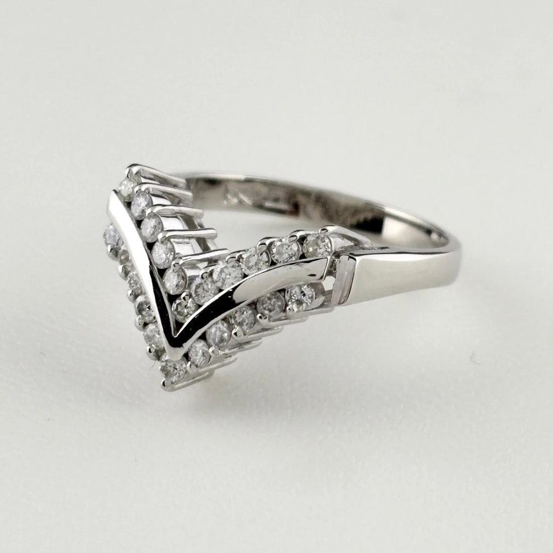 MELEE DIAMOND DESIGN RING PLATINUM RING PT900 DIAMOND: Melee Diamond Design Ring Platinum Ring Pt900 Diamond Brand: Unbranded Type/Style: Ring Material: Pt900, Main Stone Natural Color: None Size: US6.5 Accessories: None Accessories Notice: When