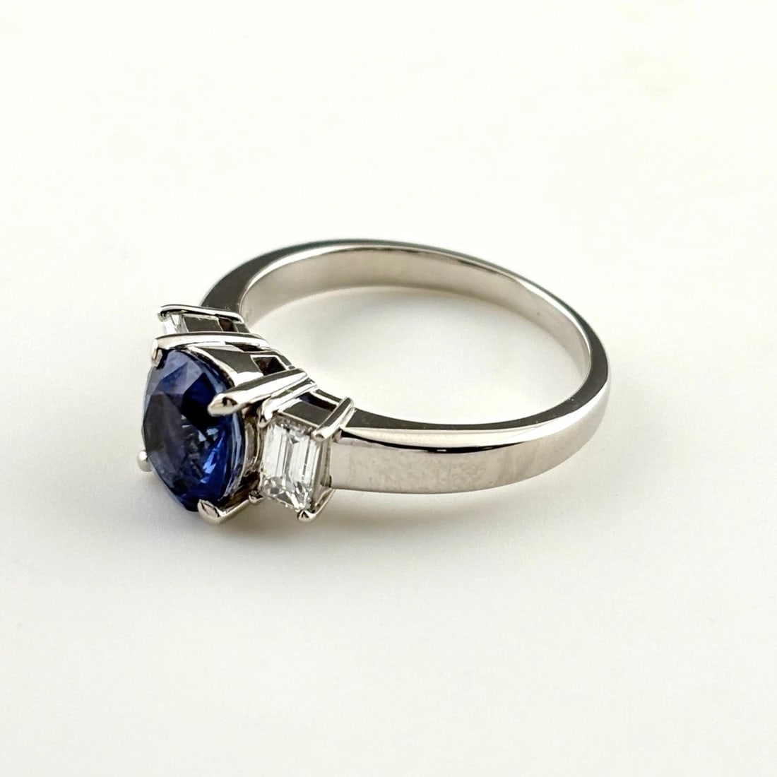 SAPPHIRE DESIGN RING PLATINUM MELEE DIAMOND RING: Sapphire Design Ring Platinum Melee Diamond Ring Brand: Unbranded Type/Style: Ring Material: Pt900, Main Stone Sapphire /Secondary Stone:Natural Color: None Size: US6.5 to 7 Accessories: None