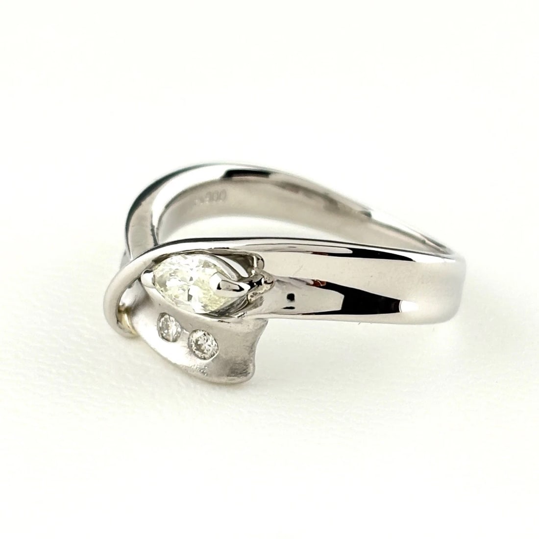 MELEE DIAMOND DESIGN RING PLATINUM RING PT900 DIAMOND: Melee Diamond Design Ring Platinum Ring Pt900 Diamond Brand: Unbranded Type/Style: Ring Material: Pt900, Main Stone Natural Color: None Size: US6.5 Accessories: None Accessories Notice: When
