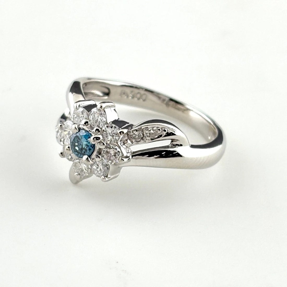 MELEE DIAMOND DESIGN RING PLATINUM DIAMOND RING PT900: Melee Diamond Design Ring Platinum Diamond Ring Pt900 Brand: Unbranded Type/Style: Ring Material: Pt900, Main Stone Natural Color: None Size: US5 to 5.5 Accessories: None Accessories Notice: When