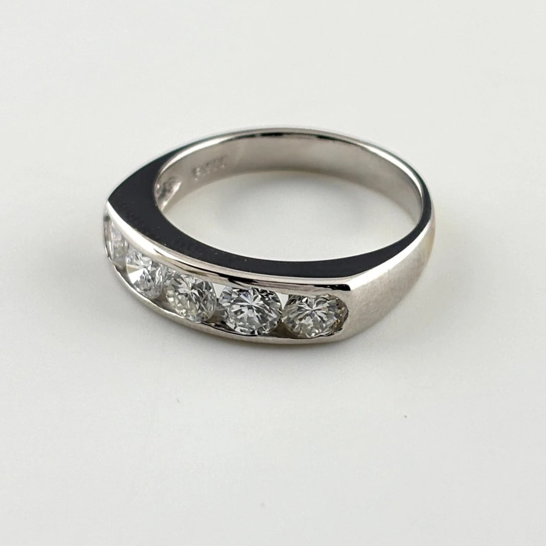 MELEE DIAMOND DESIGN RING PLATINUM RING PT900 DIAMOND: Melee Diamond Design Ring Platinum Ring Pt900 Diamond Brand: Unbranded Type/Style: Ring Material: Pt900, Main Stone Natural Color: None Size: US6 Accessories: None Accessories Notice: When purchasing