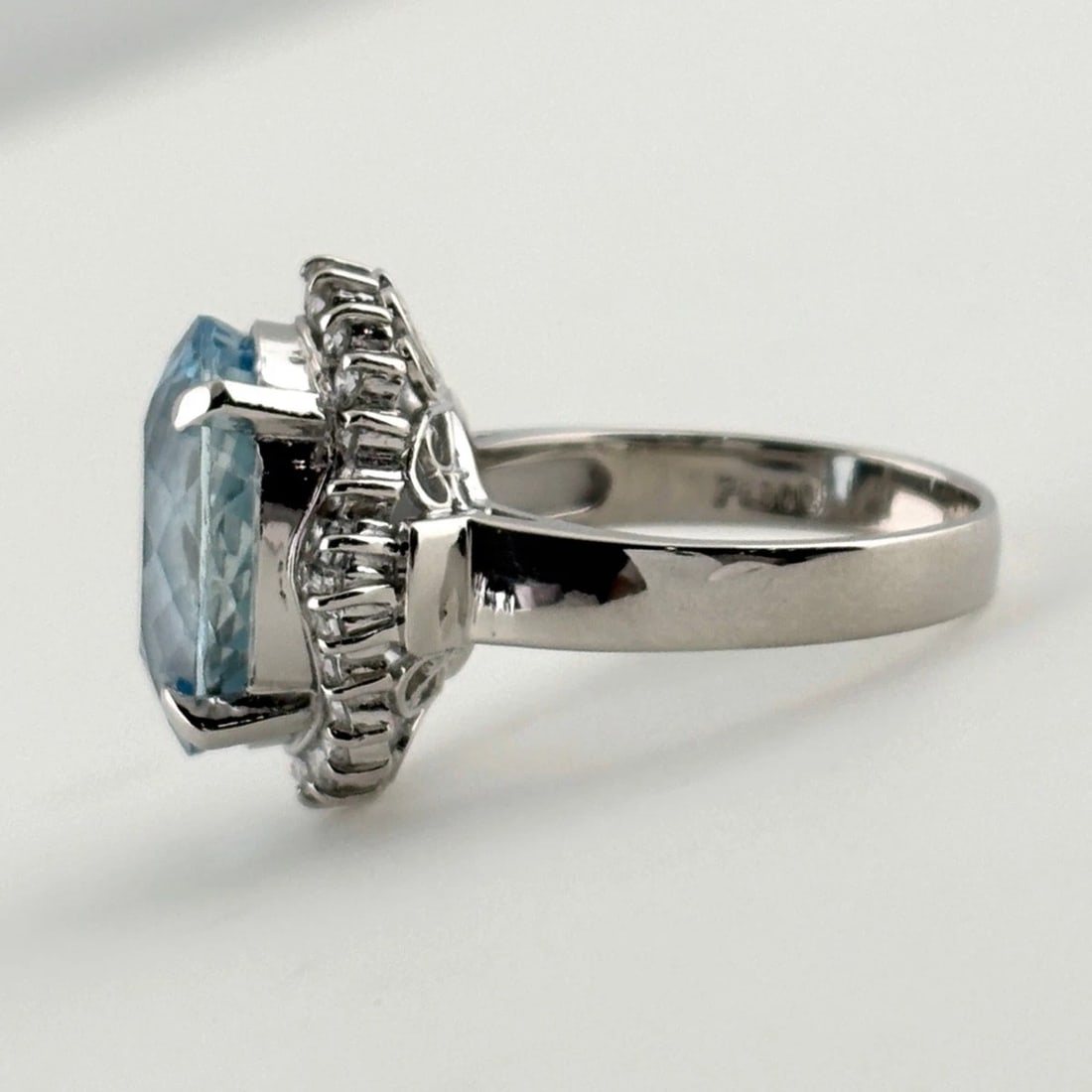 AQUAMARINE DESIGN RING PLATINUM MELEE DIAMOND RING PT900: Aquamarine Design Ring Platinum Melee Diamond Ring Pt900 Brand: Unbranded Type/Style: Ring Material: Pt900, Main Stone Aquamarine /Secondary Stone:Natural Color: None Size: US5 Accessories: None <