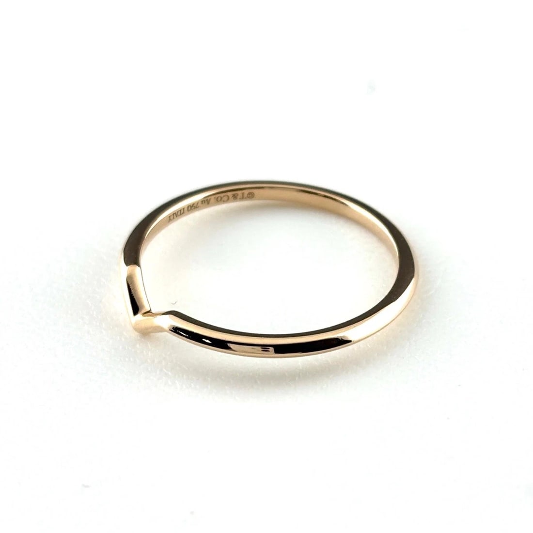 TIFFANY&CO. V BAND RING PG RING 750: Tiffany&Co. V Band Ring Pg Ring 750 Brand: TIFFANY&Co. Type/Style: Ring Material: 750PG, Main Stone None Color: PG Size: US8.5 to 9 Accessories: None Accessories Notice: When purchasing pre-owned